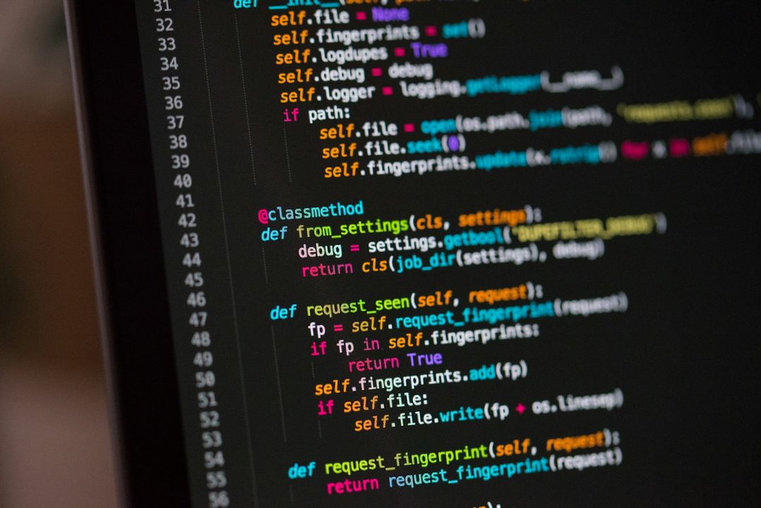Экран с кодом Python для автоматизации умного дома на Raspberry Pi, показывающий настройку скрипта для управления устройствами.