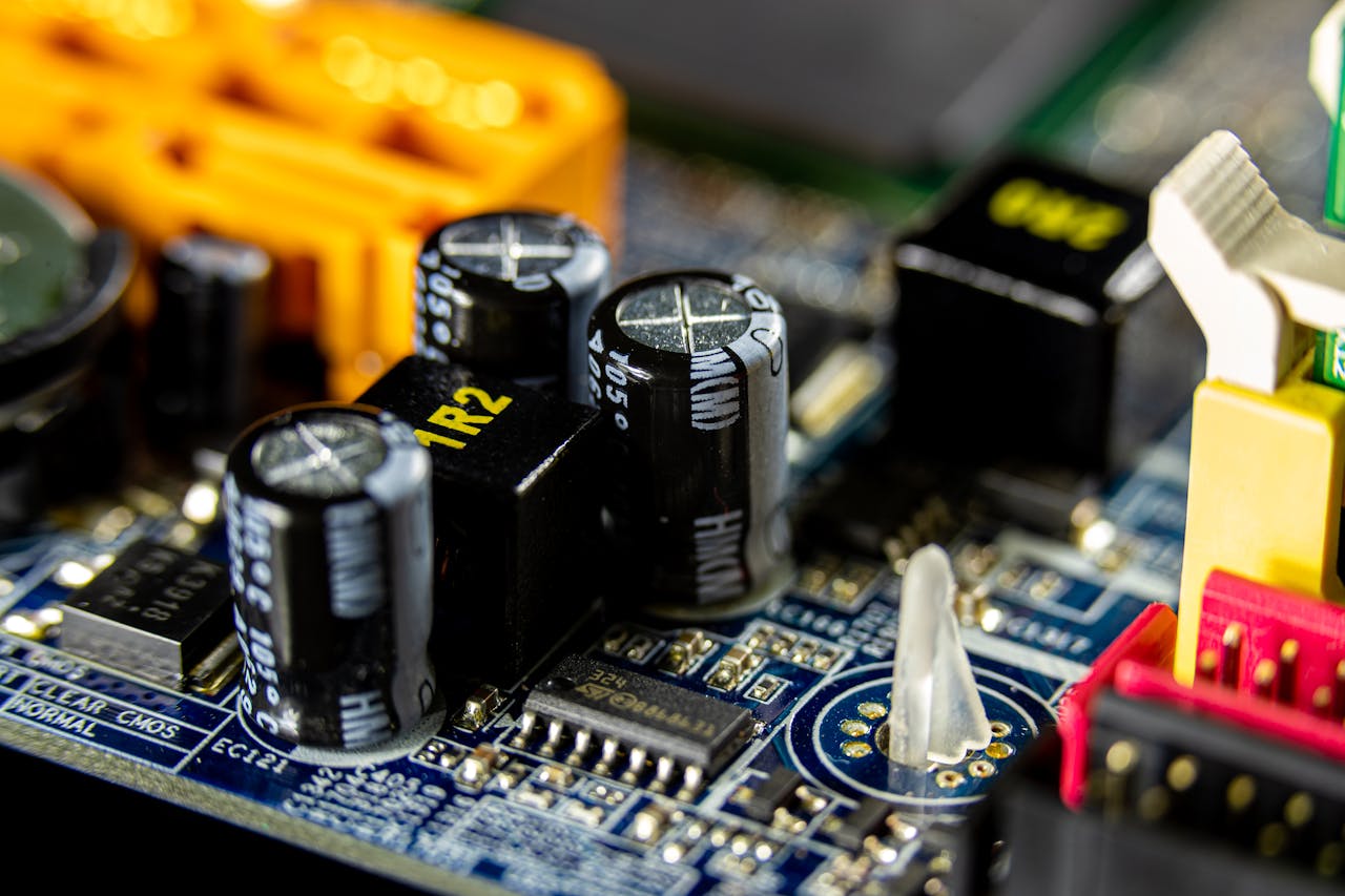 Электролитические конденсаторы на печатной плате для Arduino проекта, демонстрирующие выбор компонентов для схемотехники и DIY электроники.